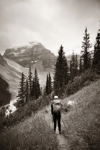 カナダの山と森のあるバンフ国立公園の景色の女性ハイカー — ストック写真