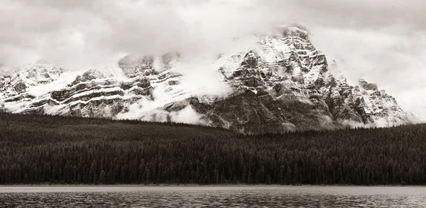 Montanhas Panorama Florestal Lago Bow Com Nevoeiro Parque Nacional Banff — Fotografia de Stock