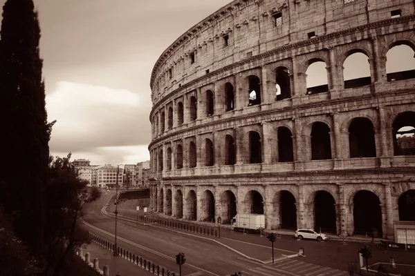 通りの景色を望むコロッセオ 世界的に有名なランドマークとローマのシンボル イタリア — ストック写真
