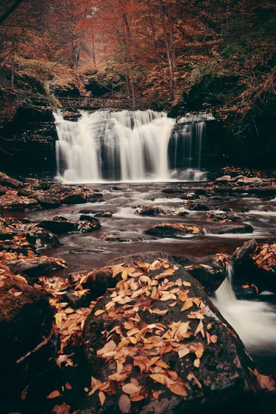 Herbstliche Wasserfälle Park Mit Buntem Laub — Stockfoto