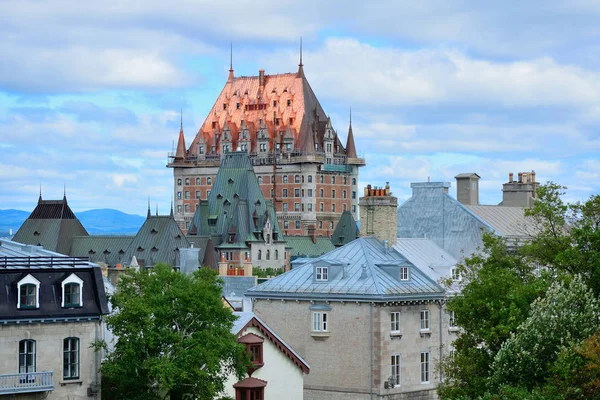 星河湾一天与云与蓝色天空在魁北克市与屋顶 Frontenac — 图库照片