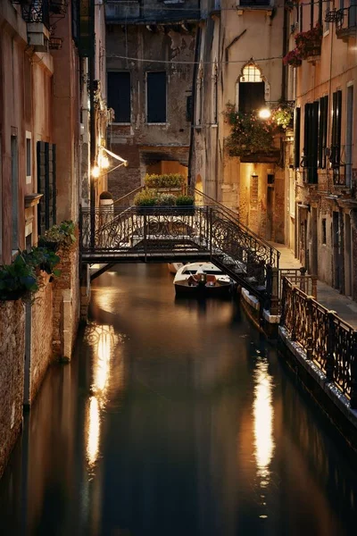 Veneza Vista Para Canal Noite Com Ponte Edifícios Históricos Itália — Fotografia de Stock