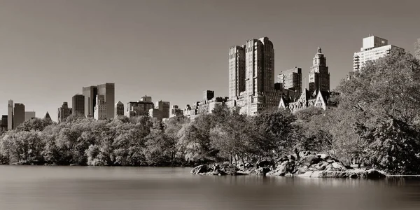 マンハッタンの湖の上のセントラルパーク秋とミッドタウンのスカイラインニューヨーク市 — ストック写真