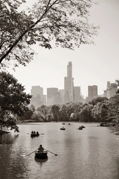 Menschen Bootfahren See Central Park Herbst New York City — Stockfoto