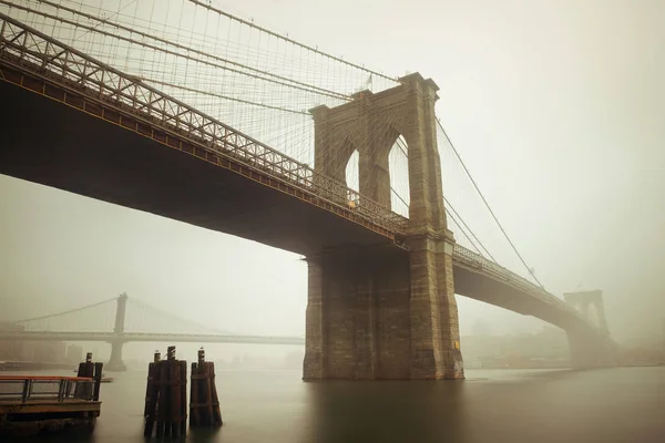 Brooklynský Most Zamlženém Dni Centru Manhattanu — Stock fotografie