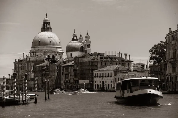 Der Geschäftige Kanal Von Venedig Und Die Kirche Santa Maria — Stockfoto