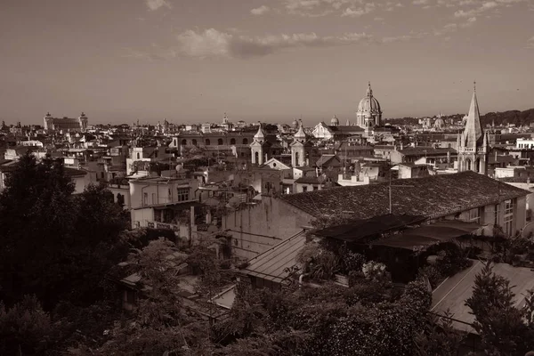 イタリアの古代建築とローマの屋上からの眺めモノクロ — ストック写真
