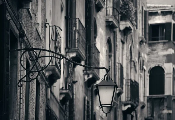 意大利威尼斯街道上有历史建筑的灯笼 — 图库照片
