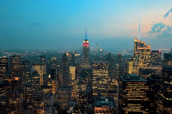 Gün Batımında Kentsel Mimarileri Ile New York City Çatı Görünümü — Stok fotoğraf