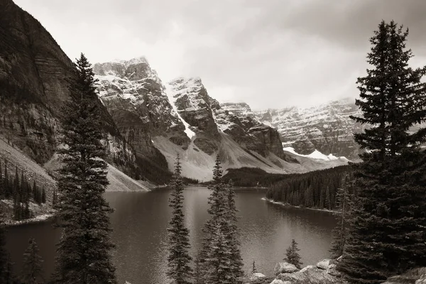冰碛湖与雪皑皑山的班夫国家公园在加拿大 — 图库照片