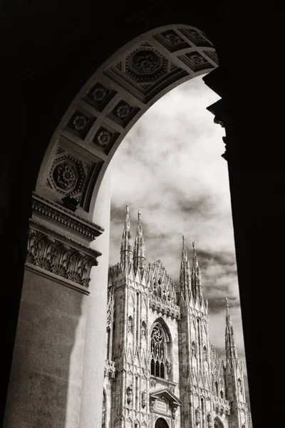 Milan Cathedral Προβολή Μέσα Από Αψίδα Στην Ιταλία — Φωτογραφία Αρχείου
