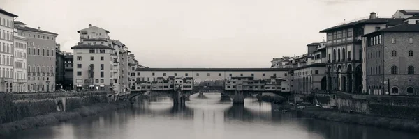 Ponte Vecchio Arno Nehri Panoraması Floransa Talya Tek Renkli Üzerinde — Stok fotoğraf