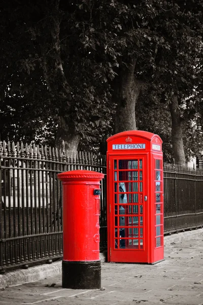 Červený Telefon Poštovní Schránka Ulici Historickou Architekturou Londýně — Stock fotografie