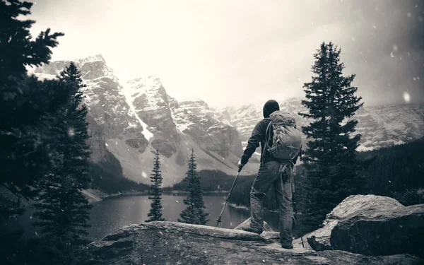 国立公園内の雪の山と湖で野生のハイカー — ストック写真