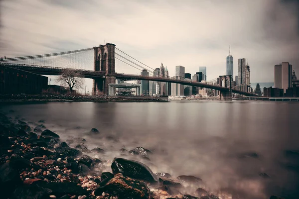 Oblázková Pláž Brooklynským Mostem Panorama Manhattanu New Yorku — Stock fotografie