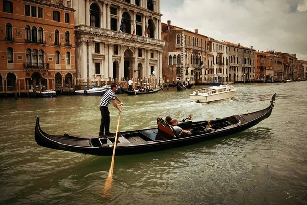 意大利威尼斯运河中的贡多拉 — 图库照片