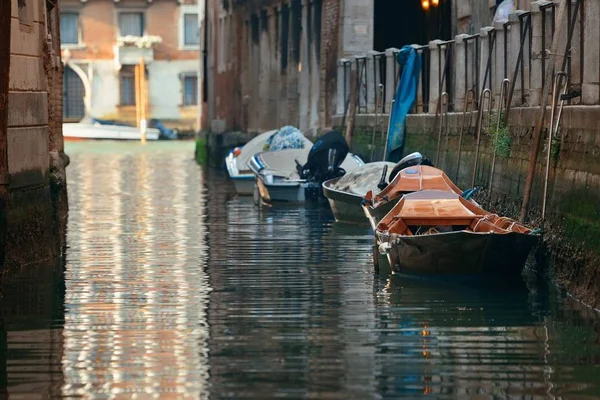 ヴェネツィアの路地運河のボートパーク イタリア — ストック写真