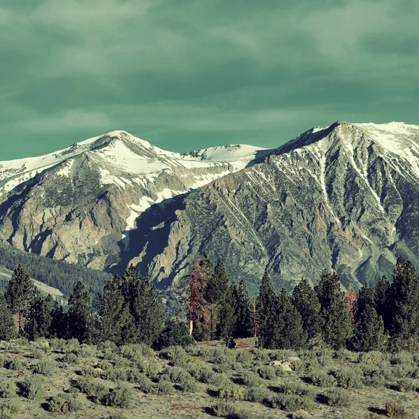 Prados Montanhas Neve Com Nuvens Yosemite — Fotografia de Stock