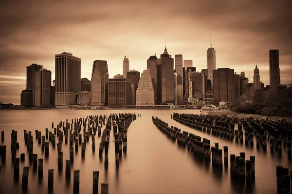 Distrito Financiero Manhattan Con Rascacielos Muelle Abandonado Sobre East River —  Fotos de Stock