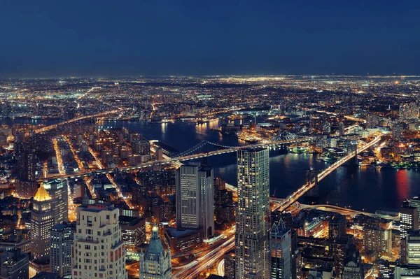 纽约市中心有摩天大楼的屋顶夜景 — 图库照片