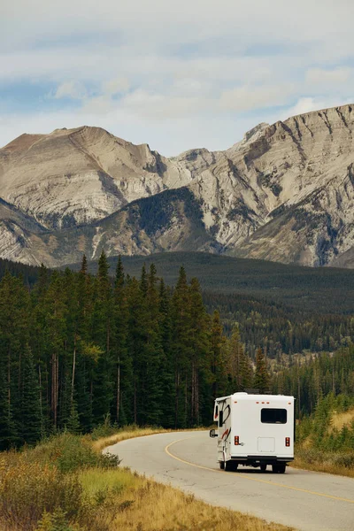 Viagem Carro Parque Nacional Banff Canadá Com Montanhas Cobertas Neve — Fotografia de Stock