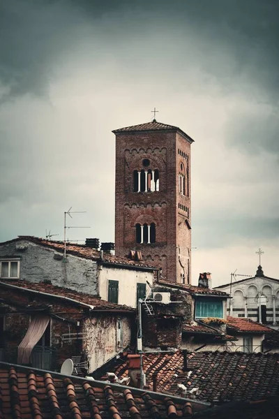 Torre Della Chiesa San Pietro Con Tetti Edifici Storici Lucca — Foto Stock