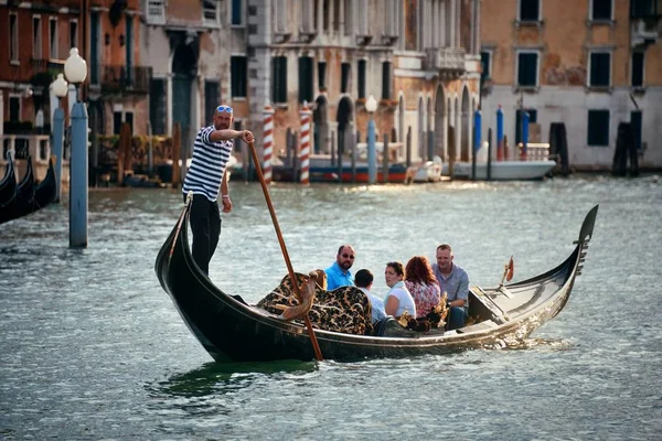 Venice May 2016年5月27日在意大利威尼斯运河中的贡多拉 贡多拉是威尼斯象征性的旅游活动 也是威尼斯文化的一部分 — 图库照片