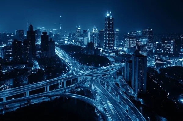 上海延安路は交通量の多い夜に橋を渡り — ストック写真