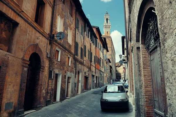 Utcai Kilátás Régi Épületek Harangtorony Siena Olaszország — Stock Fotó