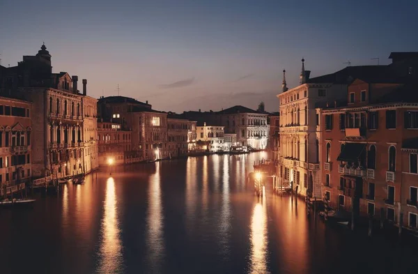 Vista Del Canal Venecia Por Noche Con Edificios Históricos Italia — Foto de Stock