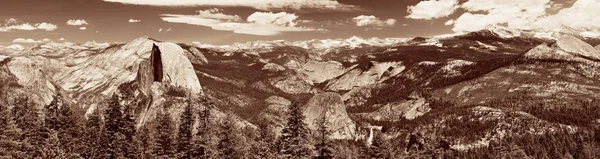 Yosemite Bergrücken Schwarz Und Weiß Mit Wasserfall — Stockfoto