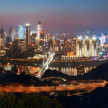 Chongqing kentsel mimarisi ve şehir merkezi geceleri Çin 'de yükselişte.