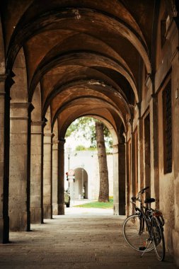 Lucca sokak manzaralı, İtalya 'da bisiklet koridorlu.