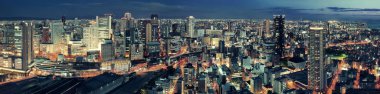 Gece panorama çatısı manzaralı Osaka şehri. Japonya.