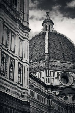 Duomo Santa Maria Del Fiore closeup sokakta