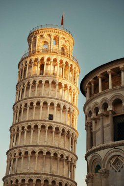 Pisa Kulesi yaslanmış