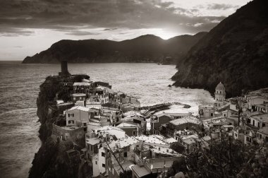 Vernazza, İtalya Cinque Terre 'de kayaların üzerinde siyah beyaz binalar..