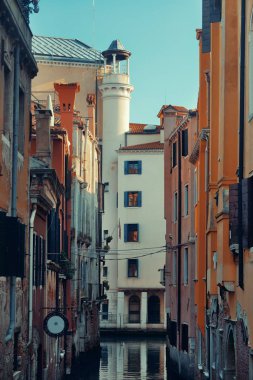 Venedik kanalı manzaralı tarihi binalar. İtalya.