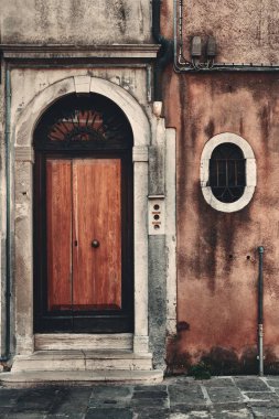 Venedik, İtalya 'daki eski binaların kapı ve pencereleri.