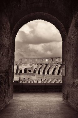 Kolezyum 'daki kemer, dünyanın bilinen simgesi ve Roma, İtalya' nın sembolü..