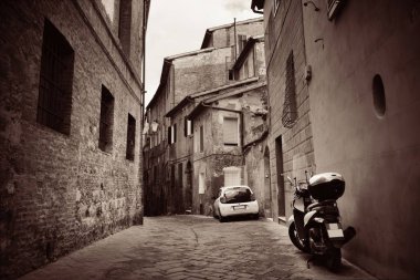 Siena, İtalya 'da eski binalarla sokak manzarası.