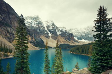 Kar ile buzultaş göl dağ Banff National Park Kanada'da şapkalı