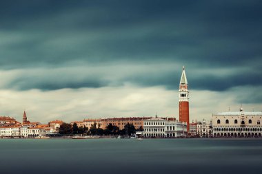 St. Marks kilise saat kulesi ve şehir silueti Venedik, İtalya 'daki San Giorgio Maggiore adasından izleniyor..