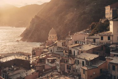Cinque Terre 'de Vernazza gün batımı