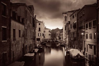 Venedik canal gece