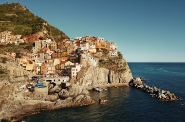 Manarola İtalya 'nın Cinque Terre kentindeki uçurumun üzerindeki binalarla Akdeniz' e tepeden bakıyor..
