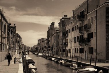 Venedik kanalı manzaralı tarihi binalar. İtalya.