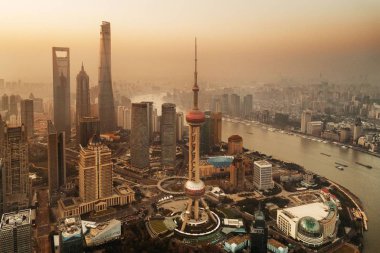 Shanghai Pudong iş bölgesi ile şehir havadan görünümü