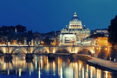Roma 'da Vatikan Şehri St Peters Bazilikası ve Ponte Sant Angelo ile birlikte Tiber Nehri.