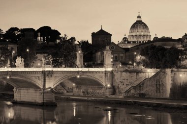 Vatikan 'da Tiber Nehri ve St. Peters Bazilikası siyah beyaz